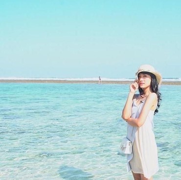 5 Potret Keseruan Gaya Liburan Annisa Aziza Liburan ke Bali