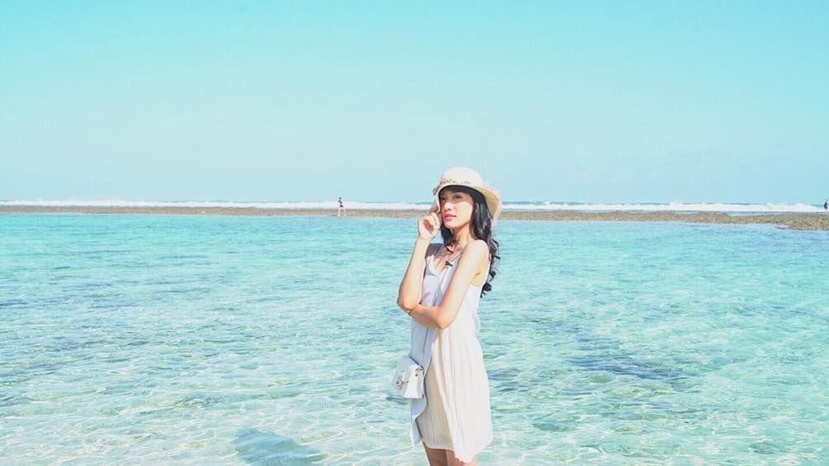 Usai resmi dinikahi komedian sekaligus sutradara dan youtuber&comma; Raditya Dika&comma; pada Mei lalu&comma; Annisa Aziza kini habiskan waktu berlibur di Bali&period;