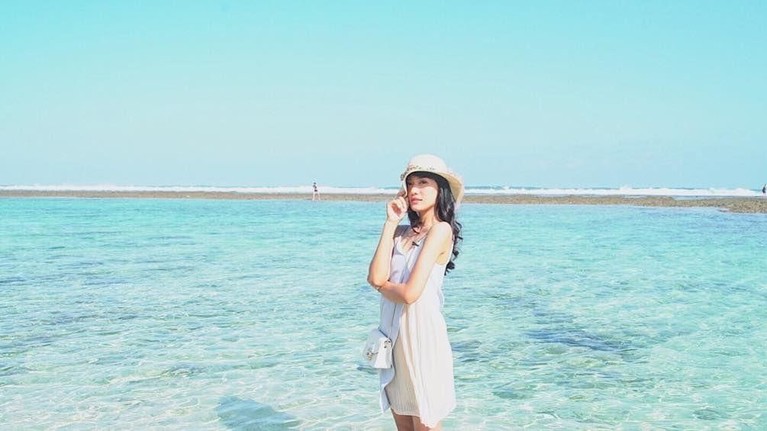 5 Potret Keseruan Gaya Liburan Annisa Aziza Liburan ke Bali Usai resmi dinikahi komedian sekaligus sutradara dan youtuber, Raditya Dika, pada Mei lalu, Annisa Aziza kini habiskan waktu berlibur di Bali.