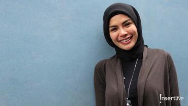 Antar Anak Pakai Hijab Syar'i, Nikita Mirzani Menebar Ancaman