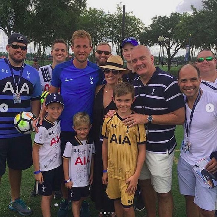 <p>Ikutan happy melihat anak-anak bahagia bisa foto bareng pemain Tottenham. (Foto: Instagram @spursofficial)</p>