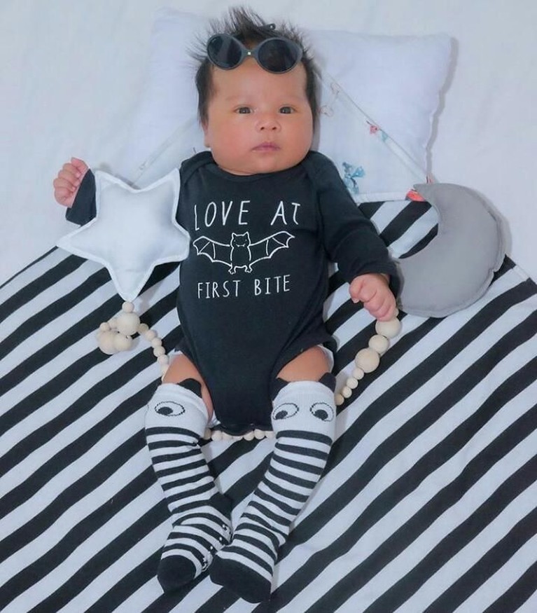 Kemeriahan Cherly Juno Rayakan Kelahiran Anak Pertama Mantan personel Cherrybelle, Cherly Juno, telah melahirkan anak pertama pada 15 Agustus lalu. Cherly melahirkan bayi itu dengan proses caesar.