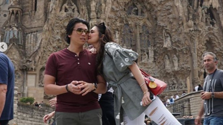 Mengenang 5 Foto Kemesraan Luna Maya - Reino Barack Mengenang lagi lima foto kemesraan Luna Maya dan Reino Barack yang baru saja putus, setelah sekitar lima tahun berpacaran.