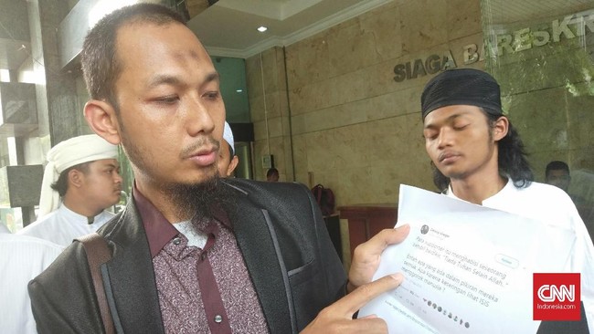 Denny Siregar dilaporkan ke polisi oleh Aliansi Santri karena mengunggah video pengeroyokan suporter di Bandung yang terselip kalimat tauhid.