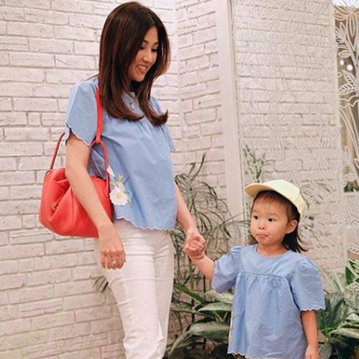 <p>Coba Bunda Sarwendah pakai topi dan Alia pakai tas. Mereka seperti anak kembar deh. (Foto: Instagram/@sarwendah29)  </p>