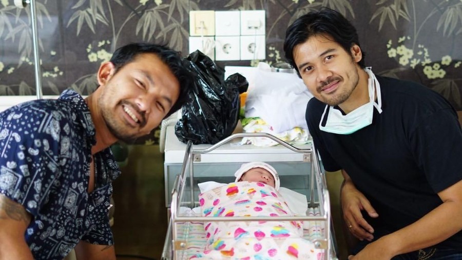Chicco Jerikho baru saja menjadi Ayah, tapi itu tidak menghalanginya tetap bergaya keren.