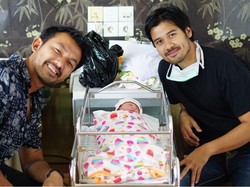 Intip Aksi Chicco Jerikho yang Sudah Resmi Jadi Hot Daddy