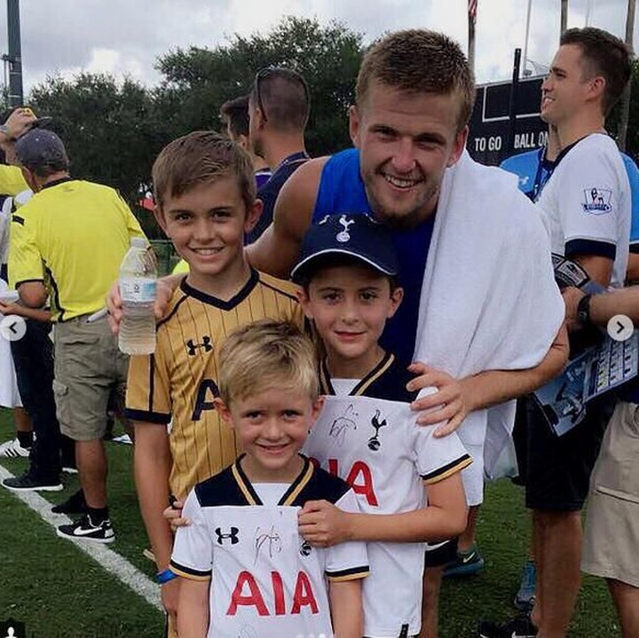 <p>Bahagia banget nih fans cilik ini berpose bareng pemain Tottenham. (Foto: Instagram @spursofficial)<br /><br /></p>