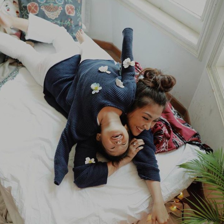 <p>Walau posenya begini, pakai baju kembaran bikin penampilan Sarwendah dan si kecil Thalia atau Alia cute abis. (Foto: Instagram/@sarwendah29)</p>