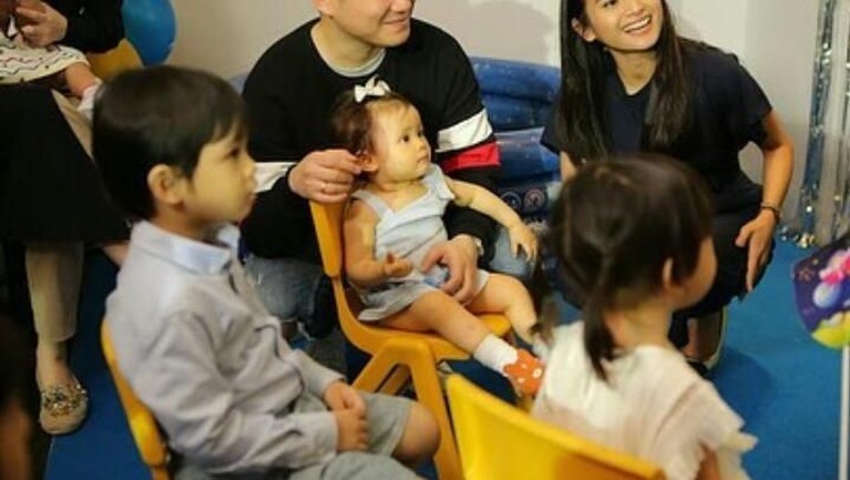 Anak pertama dari Acha Septriasa dan Vicky Kharisma, Bridgia Kalina Kharisma atau yang akrab dipanggil Baby Brie, baru saja merayakan ulang tahun pertamanya.