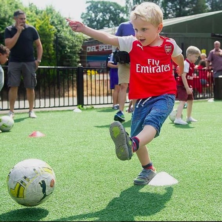 <p>Dear penjaga gawang, siap-siap menerima tendangan maut dari aku ya. (Foto: Instagram @juniorgunners)<br /><br /></p>