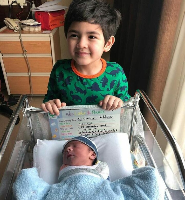 Aktris cantik, Carissa Puteri, baru saja melahirkan anak kedua pada 25 September lalu. Insertizen yang penasaran yuk kita intip fotonya.
