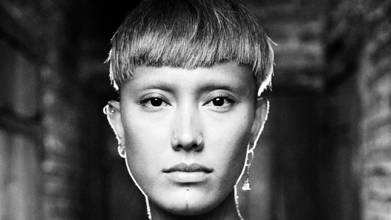 Fahrani, model yang baru saja mengumumkan kehamilannya, ternyata memiliki gaya rambut yang nyentrik. Model ini tak ragu untuk membagikan keunikan penampilannya.