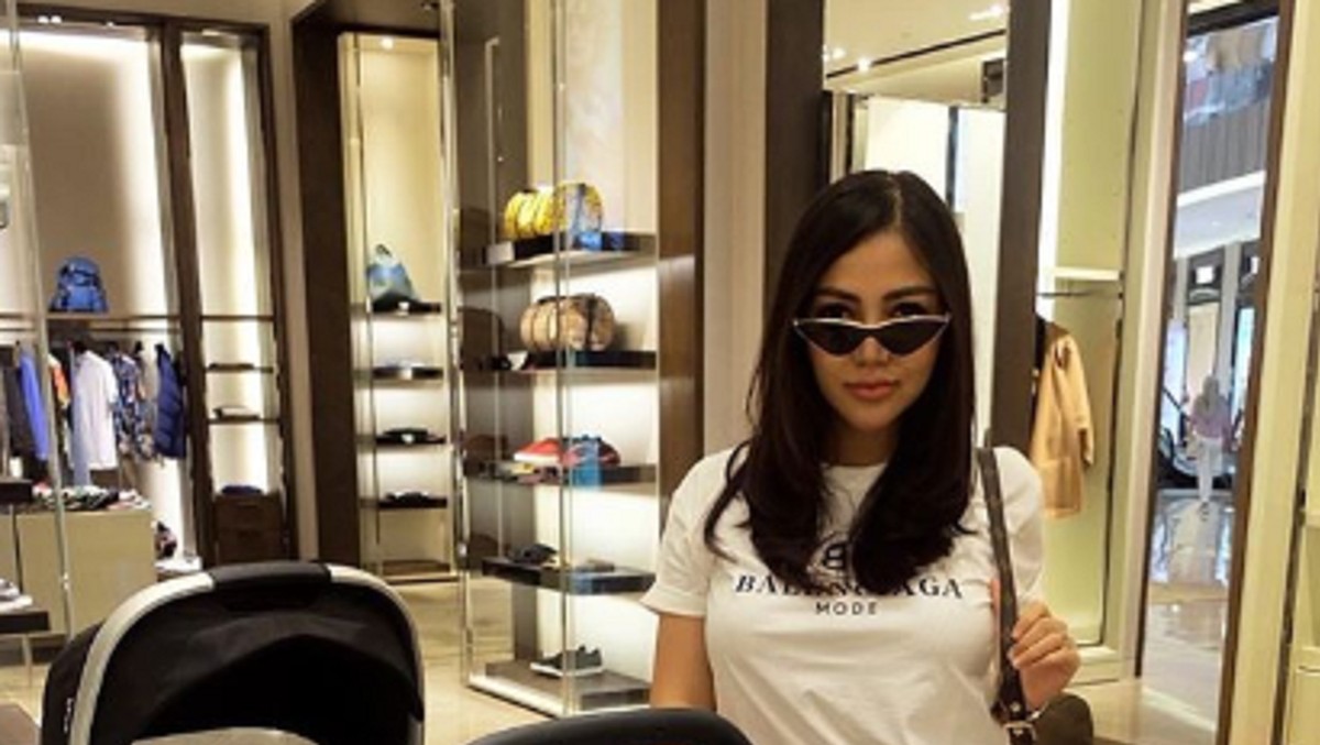 Bella Shofie memmerkan tubuhnya yang langsing usai melahirkan anak pertamanya pada 9 September 2018&period;