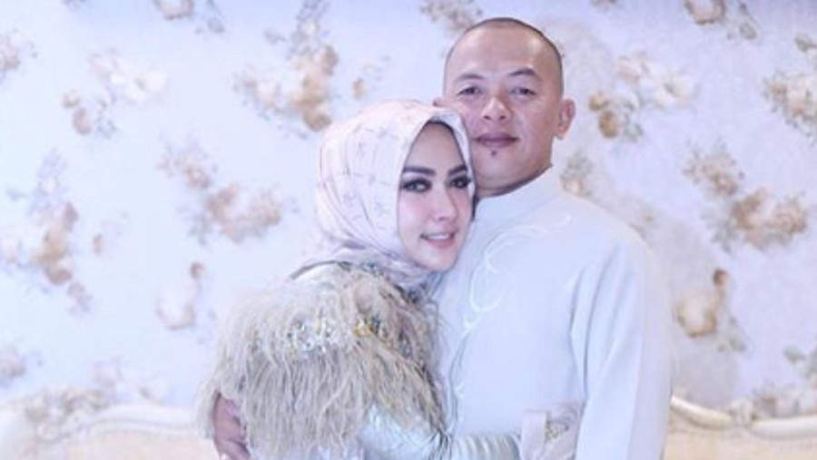 Syahrini menangis haru di depan pusara mendiang kakaknya, Ridwan Zaelani, pada Rabu (26/9). 