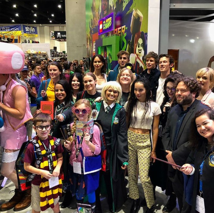 <p>Begini keseruan para pemeran 'Fantastic Beast 2' bersama fans di acara Comic Con. (Foto: Instagram/fantasticbeastmovie) </p>