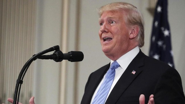 Gedung Putih mencabut akses masuk Jim Acosta, jurnalis CNN yang terlibat adu mulut dengan Presiden Donald Trump dalam salah satu konferensi pers, Rabu (7/11).