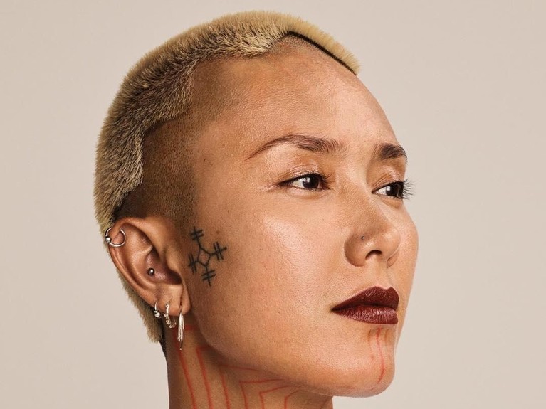 Fahrani, model yang baru saja mengumumkan kehamilannya, ternyata memiliki gaya rambut yang nyentrik. Model ini tak ragu untuk membagikan keunikan penampilannya.