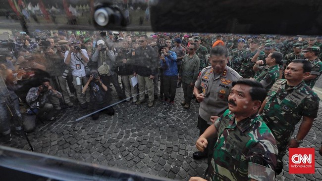 DPR menilai pengkaryaan prajurit TNI ke kementerian/instansi sipil bertentangan dengan UU dan amanah reformasi. Wacana ini mengembalikan dwifungsi ABRI.