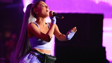 img-title MTV VMA 2018, Ariana Grande Pakai Karya Desainer Indonesia