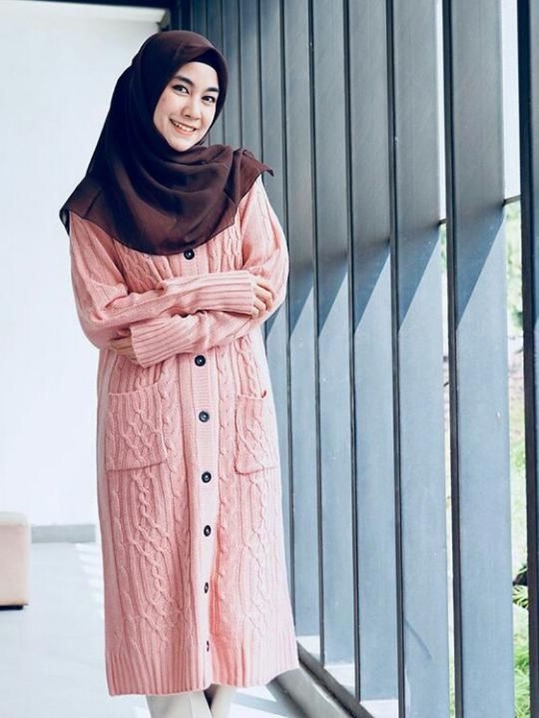 Mantan personel Cherrybelle, Anisa Rahma, memutuskan untuk mengenakan hijab sejak 2016 lalu. Meski sudah berhijab, Anisa masih bisa tampil cantik dan modis.