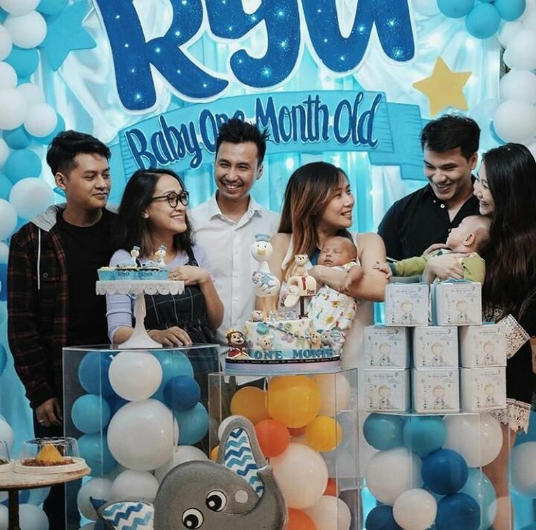 Kemeriahan Cherly Juno Rayakan Kelahiran Anak Pertama Mantan personel Cherrybelle, Cherly Juno, telah melahirkan anak pertama pada 15 Agustus lalu. Cherly melahirkan bayi itu dengan proses caesar.