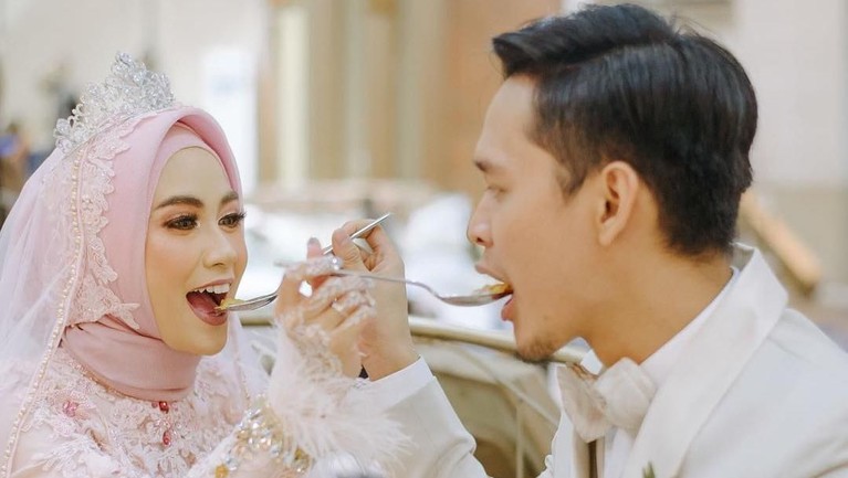 Anisa Rahma kini telah resmi dipersunting oleh Anandito Dwi atau yang akrab dipanggil Dito. Pernikahan itu kental dengan nuansa yang syar'i.