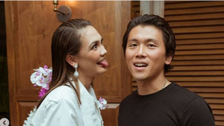 Mengenang 5 Foto Kemesraan Luna Maya - Reino Barack Mengenang lagi lima foto kemesraan Luna Maya dan Reino Barack yang baru saja putus, setelah sekitar lima tahun berpacaran.