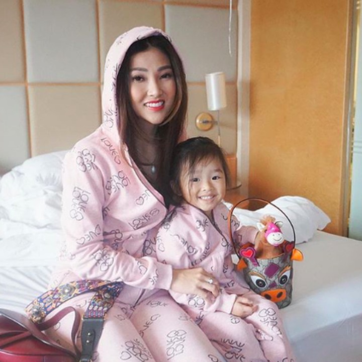 <p>Bahkan pakaian tidur pun kembaran. Kompak banget sih Bunda Sarwendah dan Alia! (Foto: Instagram/@sarwendah29)</p>