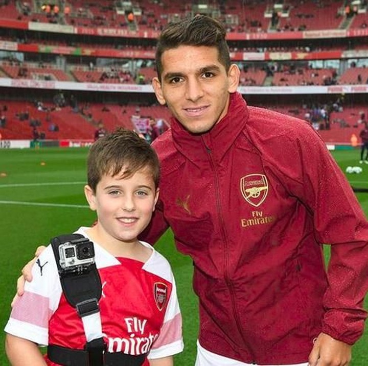 <p>Berpose bareng pemain Arsenal Lucas Torreira bisa jadi momen tak terlupakan bagi bocah yang satu ini. (Foto: Instagram @juniorgunners)</p>