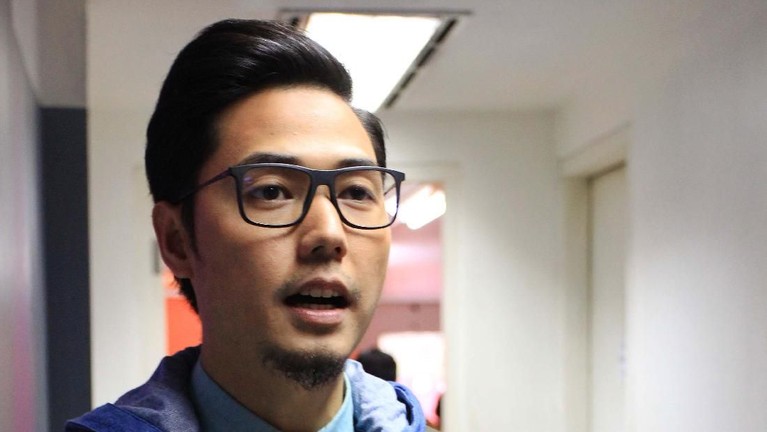 Rizky Kinos memiliki hobi baru berupa merawat burung. Bagaimana ceritanya?