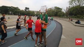 Viral Video 'Free Hug' Serukan Perdamaian Bobotoh-Jakmania