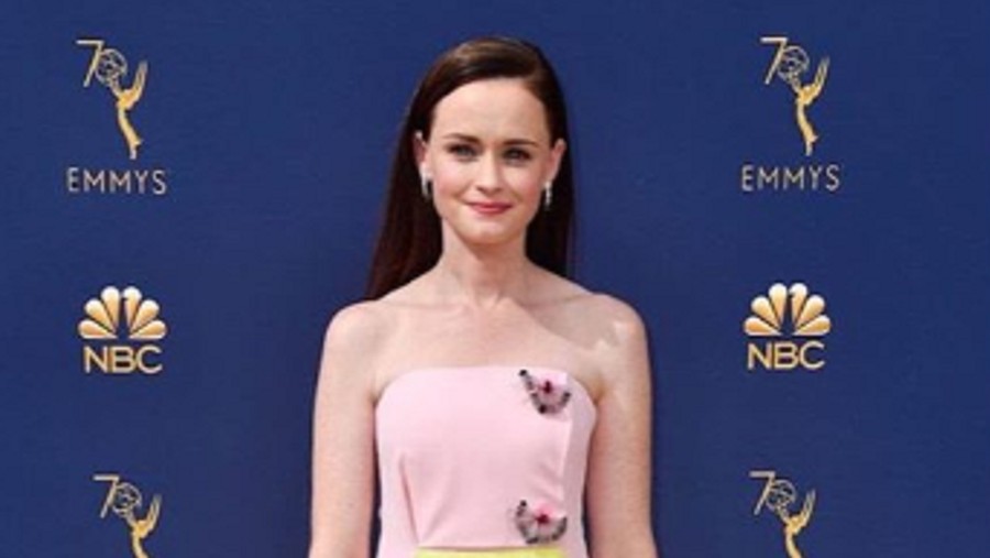 Yuk, intip lagi lima gaun terbaik para selebriti di red carpet ajang Emmy Awards 2018.