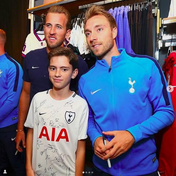 <p>Jersey-nya ditandatangani pemain Tottenham lho. Keren ya, Bun. (Foto: Instagram @spursofficial)<br /><br /></p>