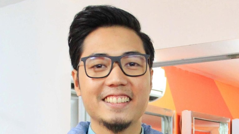 Rizky Kinos memiliki hobi baru berupa merawat burung. Bagaimana ceritanya?