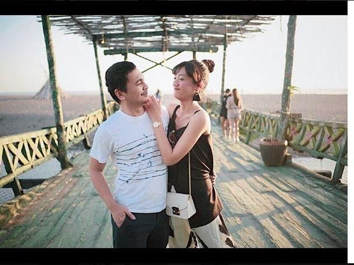 Usai resmi dinikahi komedian sekaligus sutradara dan youtuber&comma; Raditya Dika&comma; pada Mei lalu&comma; Annisa Aziza kini habiskan waktu berlibur di Bali&period;