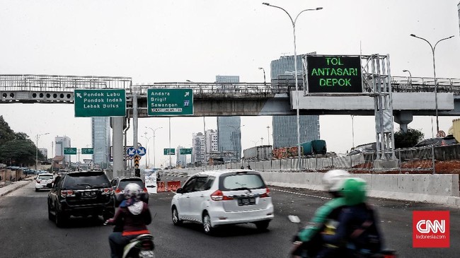 Sebanyak tiga mobil terekam kamera memutar balik dan melawan arah di ruas Tol Desari. Polda Metro Jaya menyelidiki tiga mobil tersebut.