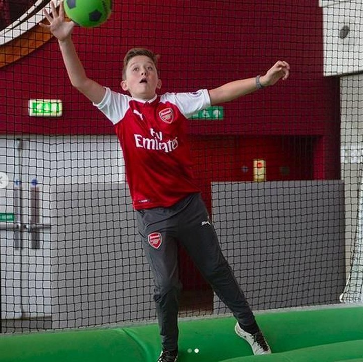 <p>Ayo tangkap bolanya, Nak. Jangan sampai masuk gawang ya. (Foto: Instagram @juniorgunners)<br /><br /></p>