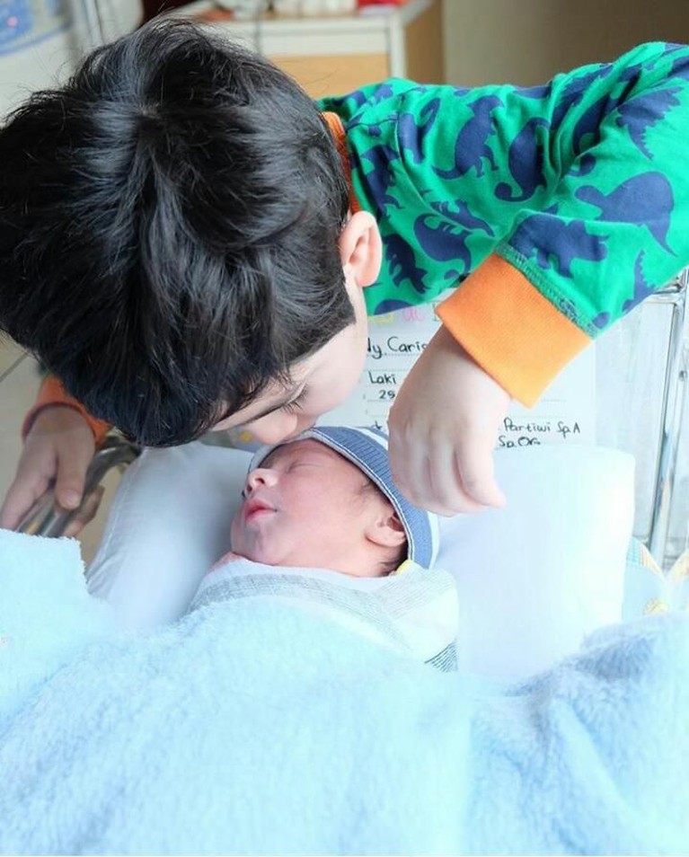 Baru Melahirkan, Ini Wajah Lucu Anak Kedua Carissa Puteri Aktris cantik, Carissa Puteri, baru saja melahirkan anak kedua pada 25 September lalu. Insertizen yang penasaran yuk kita intip fotonya.