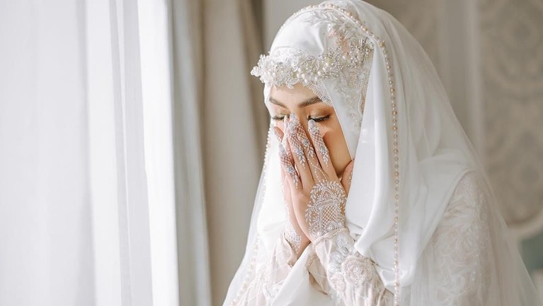 Anisa Rahma kini telah resmi dipersunting oleh Anandito Dwi atau yang akrab dipanggil Dito. Pernikahan itu kental dengan nuansa yang syar'i.