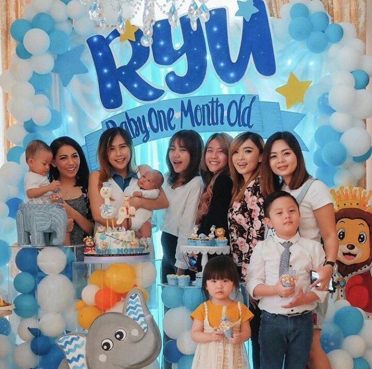Kemeriahan Cherly Juno Rayakan Kelahiran Anak Pertama Mantan personel Cherrybelle, Cherly Juno, telah melahirkan anak pertama pada 15 Agustus lalu. Cherly melahirkan bayi itu dengan proses caesar.