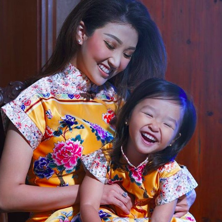 <p>Ibu dan anak yang sama-sama cantik dibalut busana seperti ini. (Foto: Instagram/@sarwendah29)  </p>