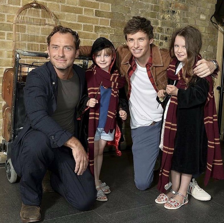 <p>Pemeran utama Eddie Redmayne dan Jude Law berpose bareng anak-anak Hogwarts nih. Seperti kita tahu, film Fantastic Beast adalah cerita spin off sebelum Harry Potter ada. (Foto: Instagram/amazingeddieredmayne)  </p>