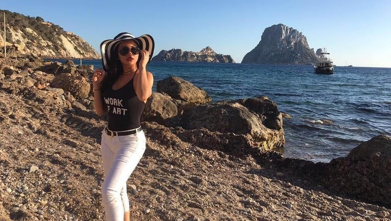 Ariel Tatum menjadi sosok yang cukup sering menjadi sorotan netizen. Sebab, Ariel kerap memakai busana terbuka yang menunjukkan lekuk indah tubuhnya.