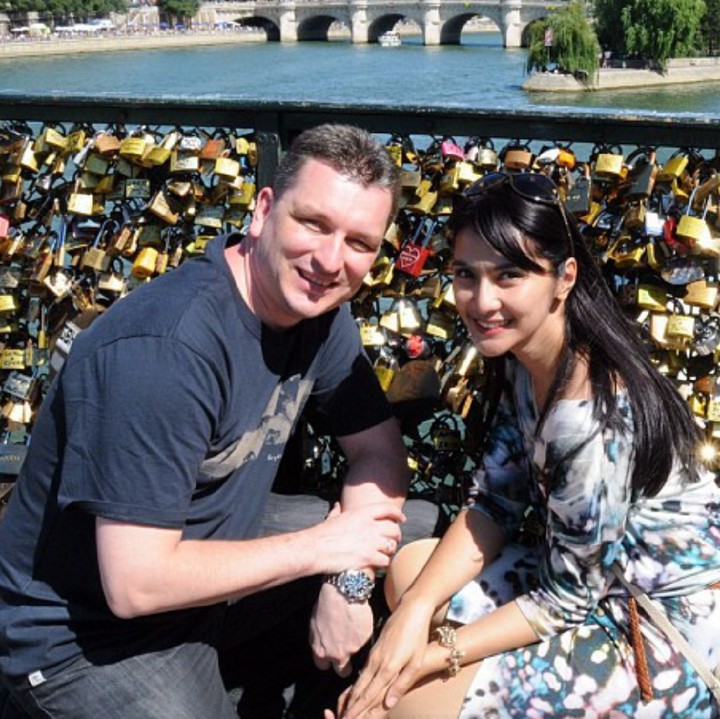 <p>So sweet! Maudy dan Erik menaruh gembok cinta di sungai Seine nih. (Foto: Instagram/ @maudykoesnaedi)</p>