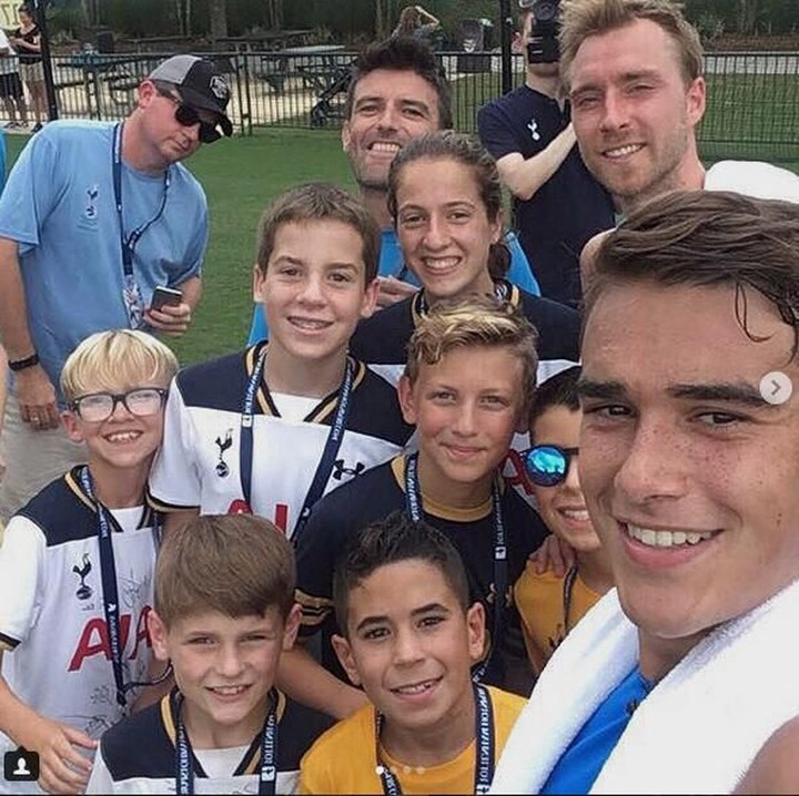 <p>Diajak foto bareng pemain Tottenham. Cheese! (Foto: Instagram @spursofficial)<br /><br /></p>