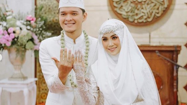 Romantis, Intip 5 Foto Pernikahan Anisa Rahma dan Anandito Mengintip lima foto pernikahan Anisa Rahma dan Anandito yang romantis digelar pada Minggu, 16 September 2018.