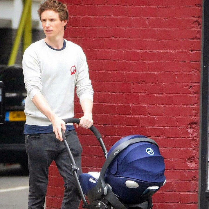 <p>Eddie Redmayne yang memerankan Newt Scamander sudah jadi ayah dua anak lho. Nggak kelihatan ya, Bun. He-he-he. (Foto: Instagram/amazingeddieredmayne)</p>
