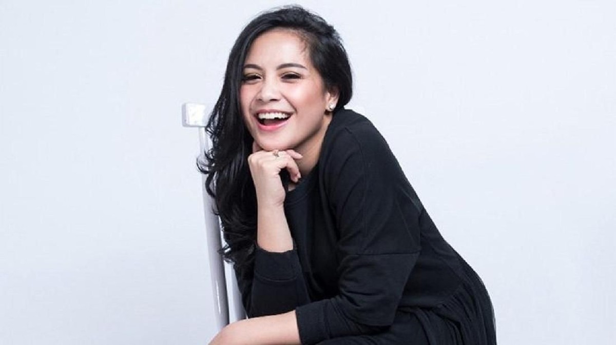 Nagita Slavina mempunyai jepit rambut yang mirip seperti milik Kim Kardashian yang harganya bikin kantong jebol&period;