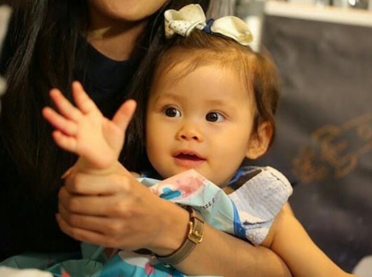 Anak pertama dari Acha Septriasa dan Vicky Kharisma&comma; Bridgia Kalina Kharisma atau yang akrab dipanggil Baby Brie&comma; baru saja merayakan ulang tahun pertamanya&period;